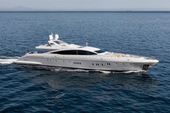 Luxury-motor-yacht-Moonraker-665x444