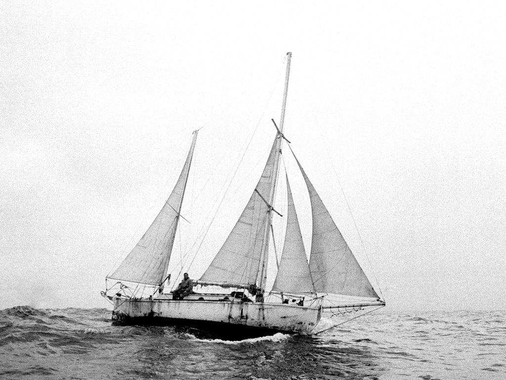 Circa 22nd April 1969: Robin Knox-Johnston aboard his 32ft yacht ...