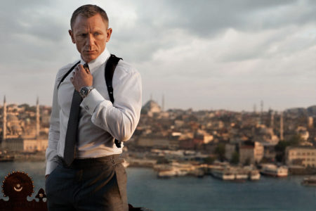 Daniel-Craig-with-Planet-Ocean-42mm_SKYFALL_Format