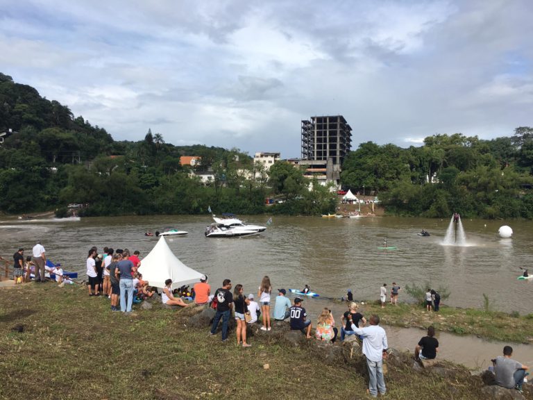 Festival Blumenau a Bordo, no rio Itajaí-Açu, leva milhares de pessoas à Prainha