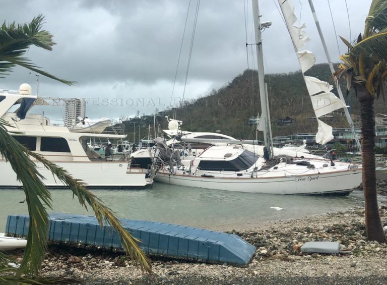 Furacão atinge costa Australiana e destrói marina