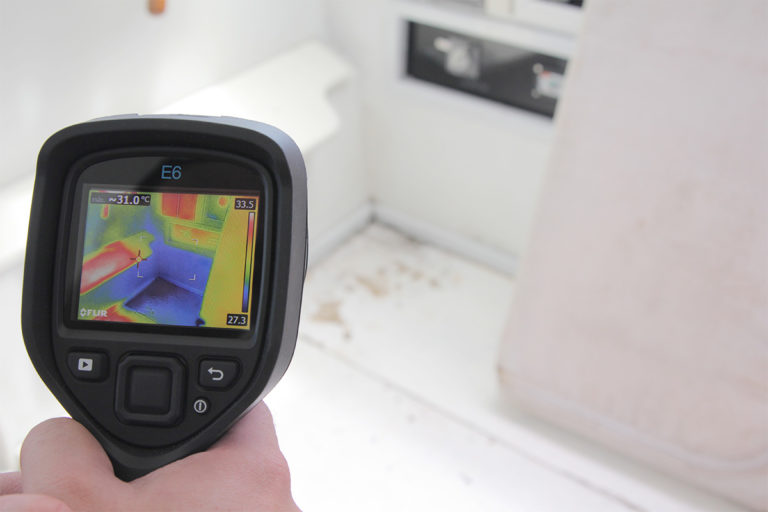 Inspecionando o barco com os equipamentos termográficos da Flir®