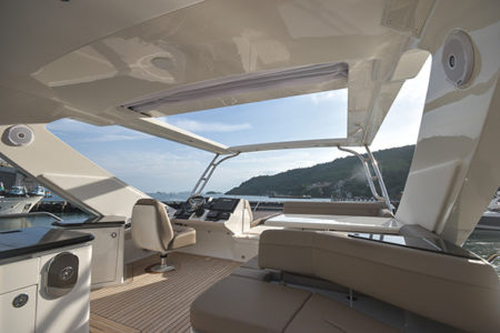 SeaRay L65 flybridge