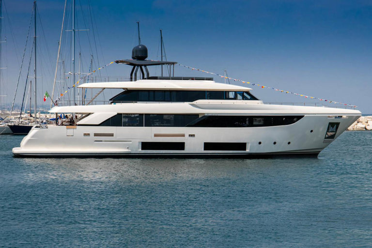 Custom-Line-Navetta-33-lançada- ferretti group -boatshopping