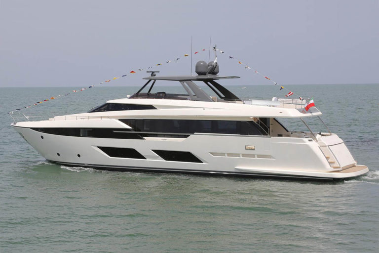 Ferretti-920-lancada-em cattolica-boatshopping