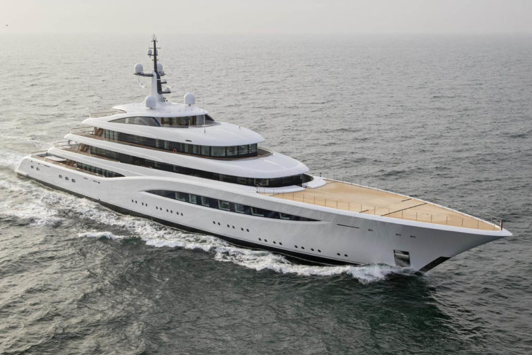 Feadship-Faith-retorna-ao-estaleiro-para-refit-boatshopping