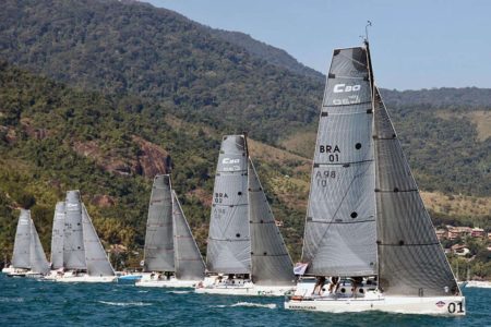 Classe-C30-rumo-ao-final-da-temporada-de-oceano-em-Ilhabela-boatshopping-1