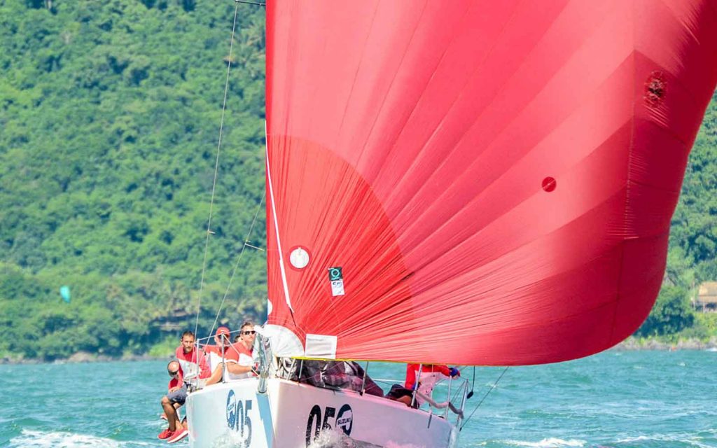 caballo loco vence etapa em ilhabela classe c30 - boat shopping