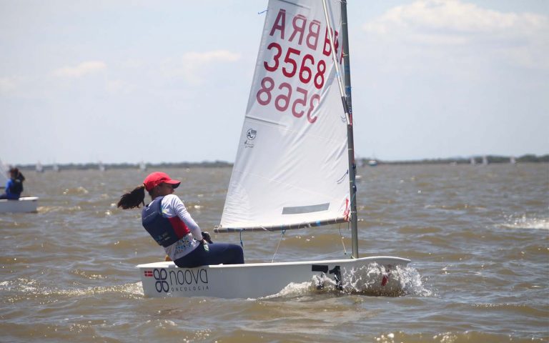 Três velejadores Iate Clube de Santa Catarina no Sul-Americano de Optimist - boat shopping 1