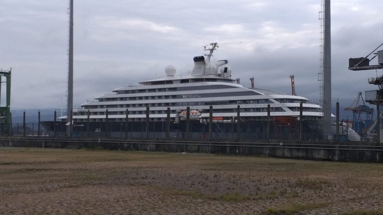 Tripulantes do navio Scenic Eclipse são autorizados a desembarcar no Porto de Santos — Foto- Alexsander Ferraz:A Tribuna Jornal - boat shopping