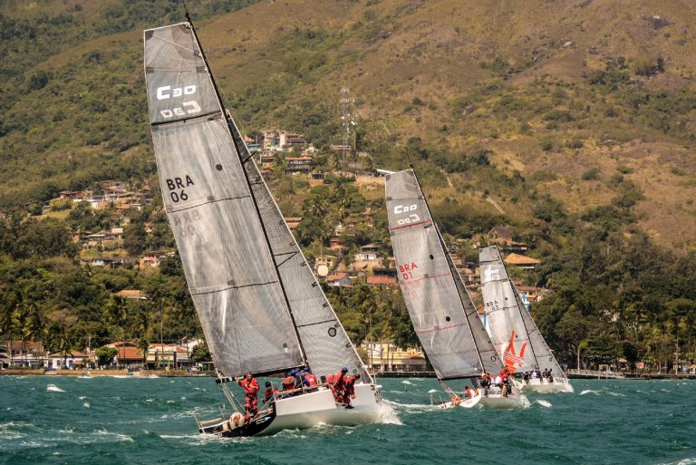 Flotilha de C30 em Ilhabela (Aline Bassi Balaio de Ideias) - boat shopping