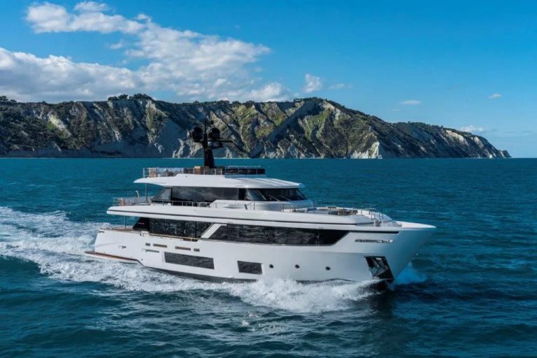 Custom Line Navetta 30 - boat shopping