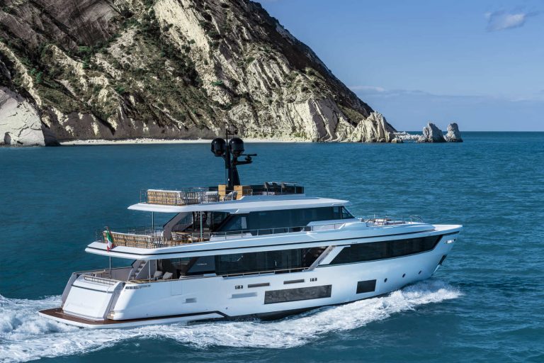 Dubai International Boat Show 2022: Ferretti Group fará estreia da Custom Line Navetta 30 nos Emirados Árabes