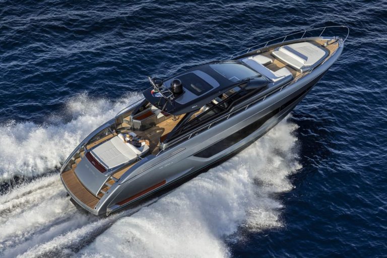 A bordo do iate Riva 68 Diable de 21m com um “design do futuro”