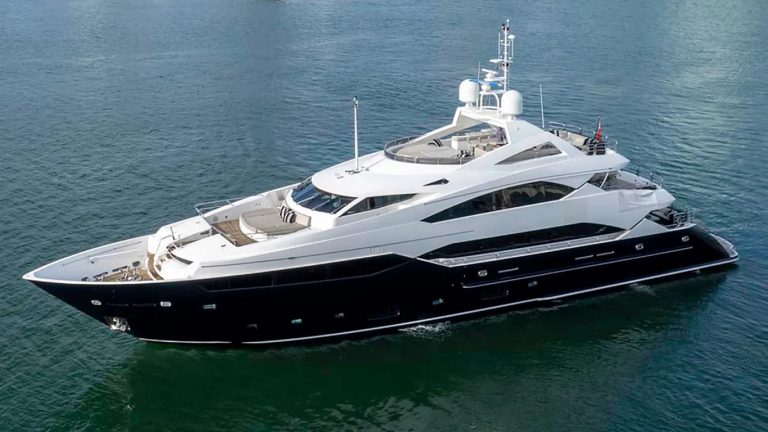 Iate a motor Kefi, da Sunseeker, é vendido e renomeado Acacia