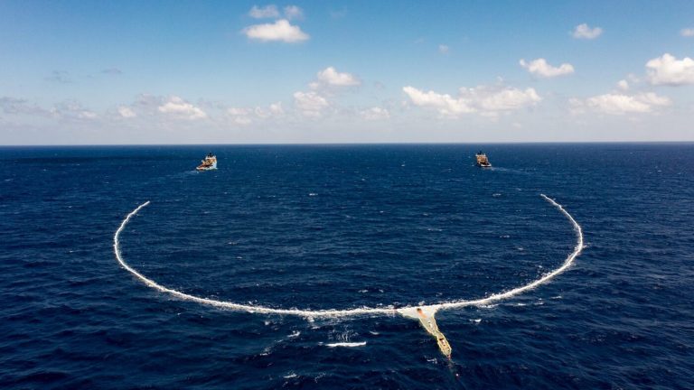 Maersk e The Ocean CleanUp validam tecnologia capaz de limpar rios e oceanos