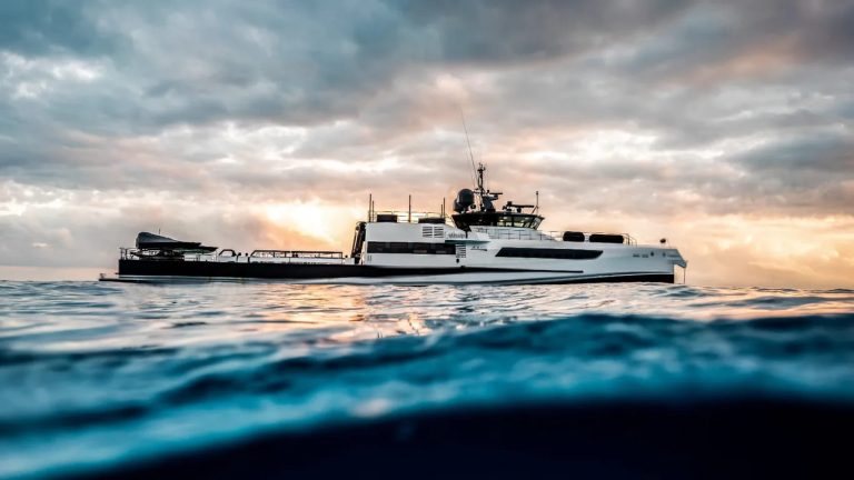 A bordo da embarcação de apoio da Damen Axis com Carl Allen