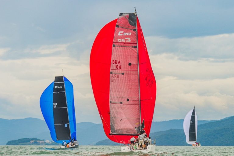 Paulistas e sulistas duelam na Classe C30 no Circuito Oceânico de Santa Catarina