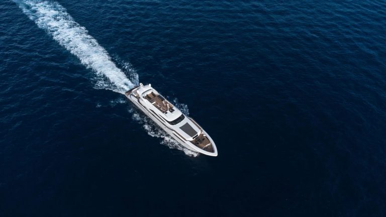 Superiate Fast and Furious da AB yachts está disponível para charter