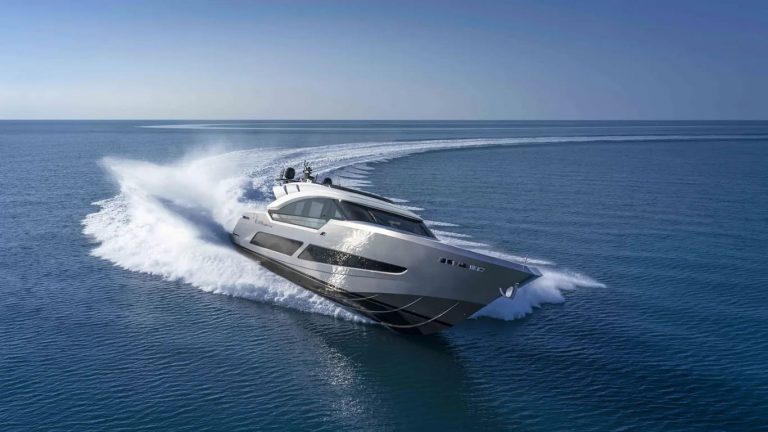 AB Yachts vende três novos cascos, incluindo o primeiro AB 120 Beach