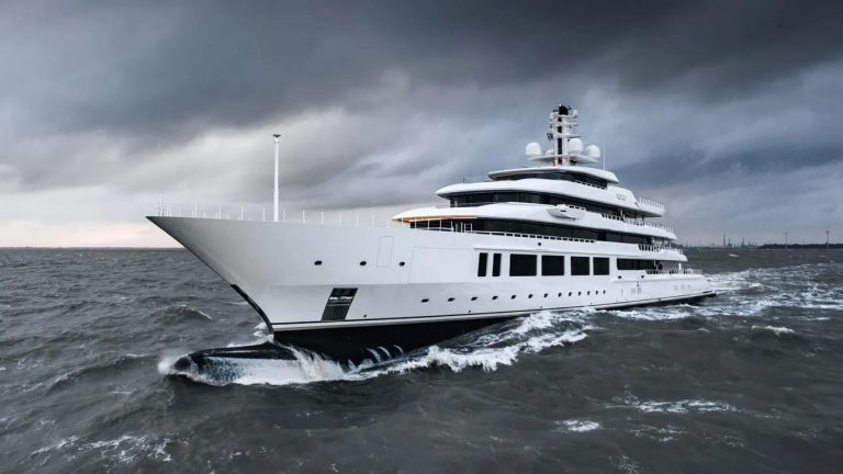 Superiate Infinity da Oceanco é avistado durante testes no mar