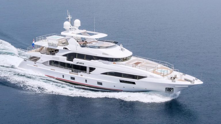 Iate a motor Oryx de 40m da Benetti é comprado em Bitcoin