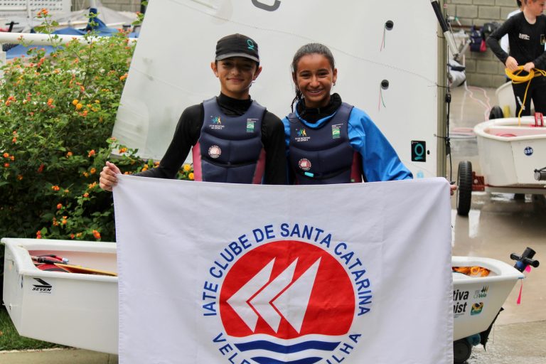 Davi Neves e Mel Paradeda, do Veleiros da Ilha, se classificam para o Campeonato Mundial de Optimist