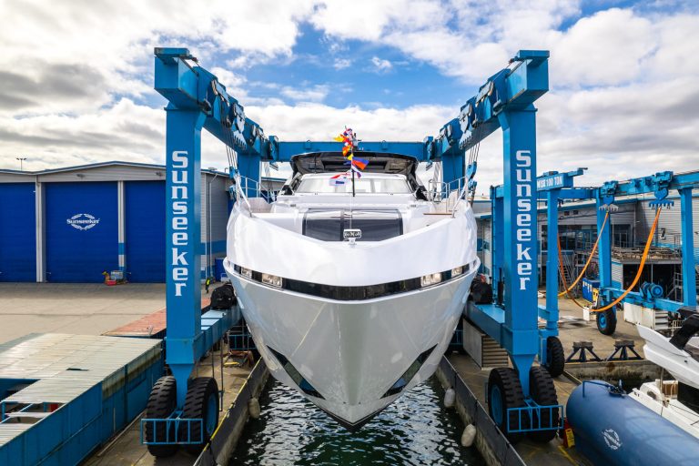 Sunseeker Yacht  apresenta o seu modelo 100 para teste de mar