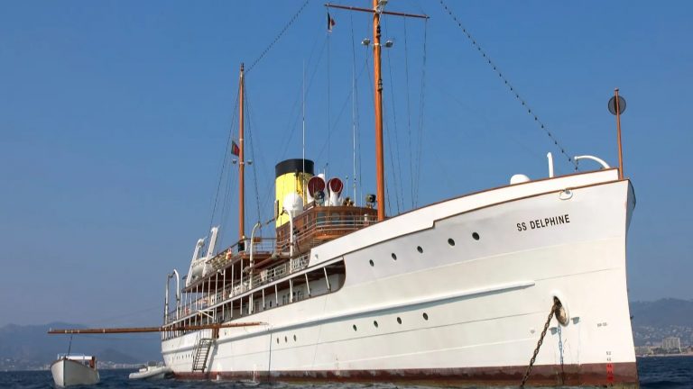 SS Delphine o iate clássico de 100 anos que navega  a vapor