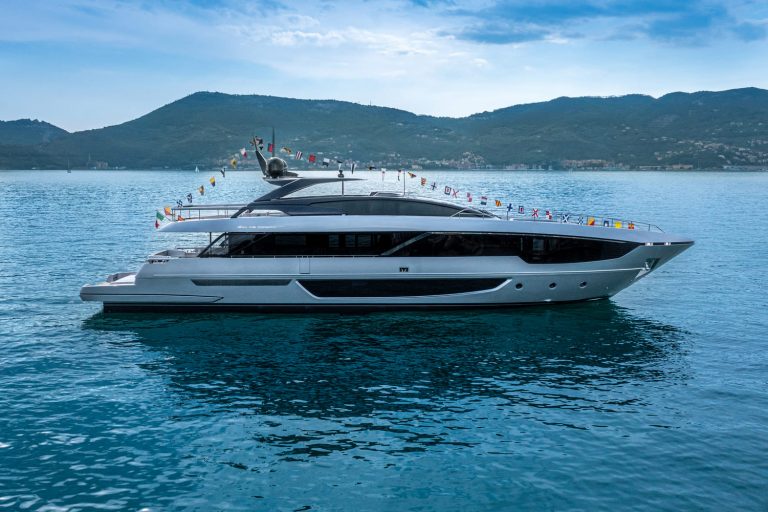 RIVA 102′ CORSARO SUPER: MUITO CONFORTO E CONVIVÊNCIA