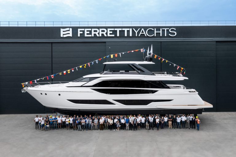 Primeira Ferretti 860 vai para água!