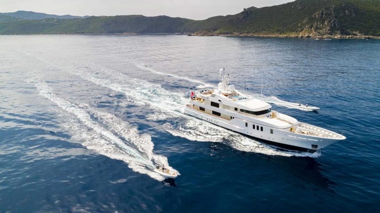 Confira o novo interior Feadship Adventure