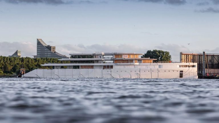 Lançado Superiate de 103 metros altamente secreto