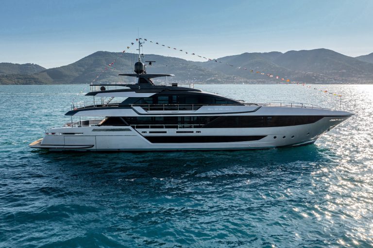 NOVA RIVA 130′ BELLISSIMA